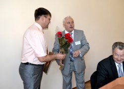 Від імені учасників конференції Володимир Шлапак вітає з Днем народження Віктора Карпенка
